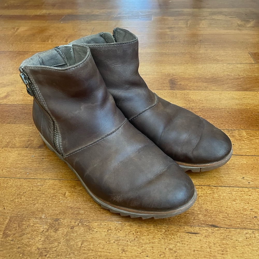 Sorel Leather Chelsea Boot with Zipper winter bootie